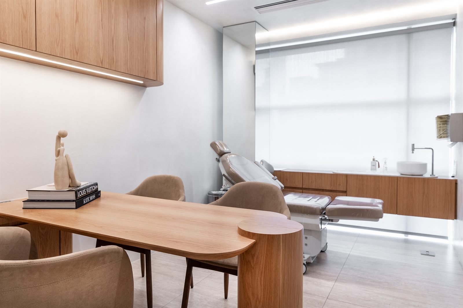 Sala de avaliação médica da Dēzi Clinic em São Paulo